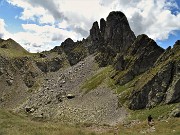 71 Scendiamo con attenzione nel passaggio su facili roccette